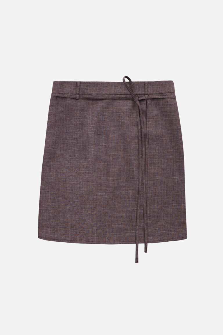 Mid-rise mini skirt with slit 4